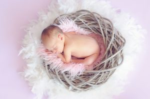 Bébé dans un panier pour naissance bébé éprouvette