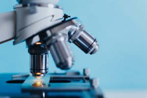 Zoom sur un microscope qui représente l'acte biologique lors d'une fécondation in vitro